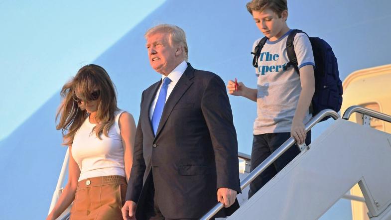 Президент США Дональд Трамп с супругой Меланьей и их сын Бэррон с спиннером