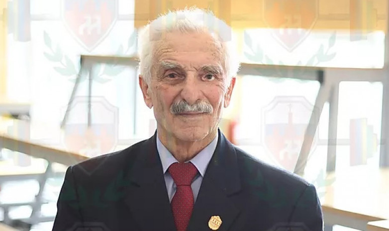 Заслуженный тренер СССР в 82 года показывает мастер-класс молодежи