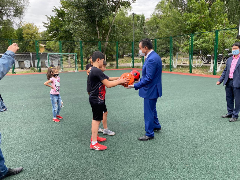Аким города Текели Бахтияр Унербаев вручает детям мячи