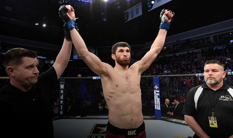 Магомед Анкалаев нокаутировал Иоана Куцелабу на UFC 254