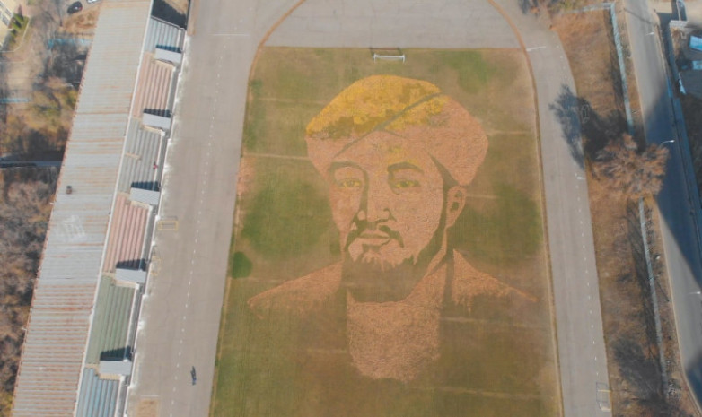 Казахстанский художник нарисовал портрет аль-Фараби из листьев на футбольном поле в Алматы