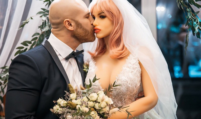 Казахстанский бодибилдер все-таки женился на секс-кукле