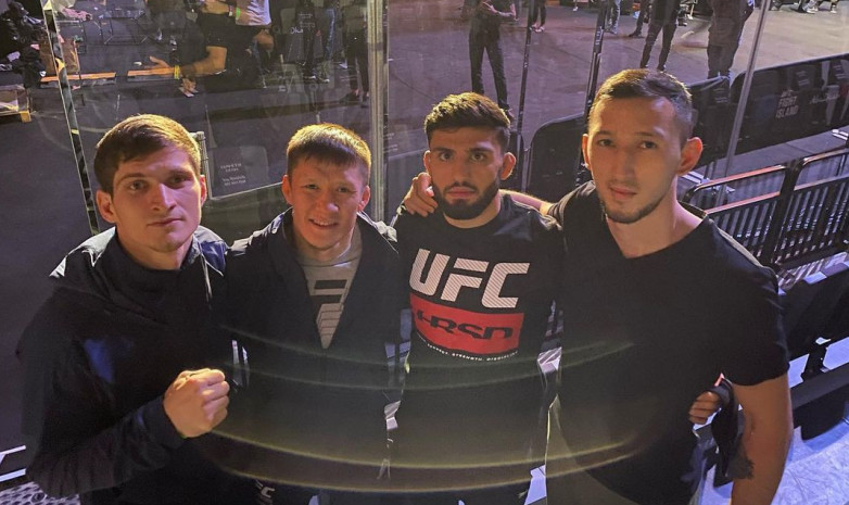 «Наш состав на UFC 257». Саят Абдрахманов опубликовал совместное фото с Жумагуловым и еще двумя бойцами-участниками UFC 257