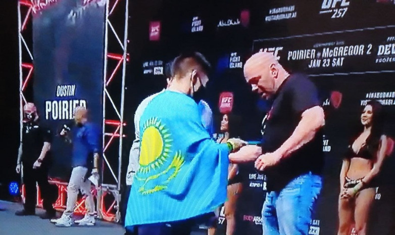 Жумагулов после взвешивания подарил президенту UFC казахстанский шоколад