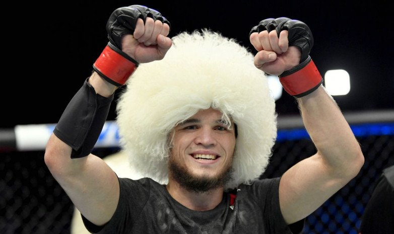 «Пускай это будет семейная традиция». Умар Нурмагомедов вышел на первый бой в UFC в папахе