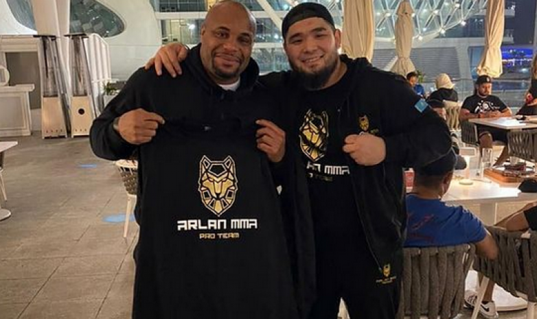 Дархан Бакенов вручил Даниэлю Кромье фирменную футболку Arlan MMA Pro Team