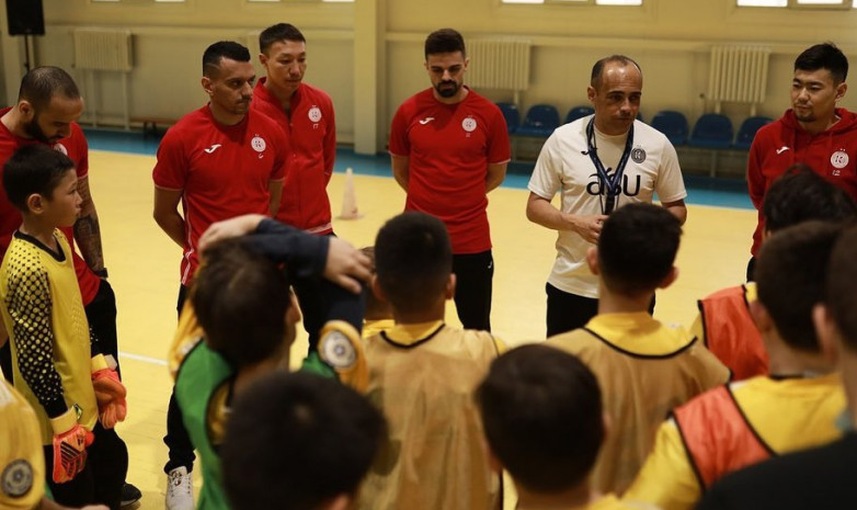 Главный тренер и игроки АФК «Кайрат» провели мастер-класс для юных спортсменов в Алматинской области