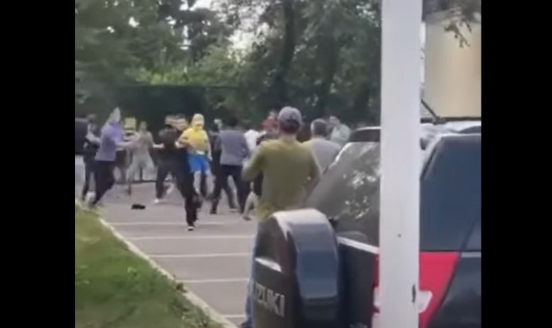 Досталось даже ребенку: жестокая драка футбольных болельщиков в Алматы попала на видео