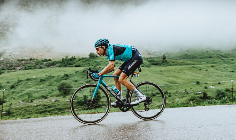 «Дебютант не доехал». У «Астаны» первый сход на «Тур де Франс-2021»