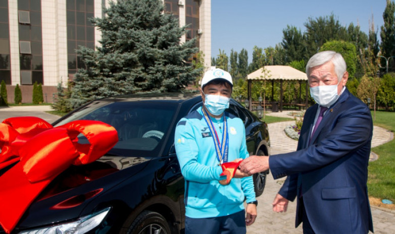 Дзюдоисту Елдосу Сметову подарили автомобиль за медаль на Олимпиаде