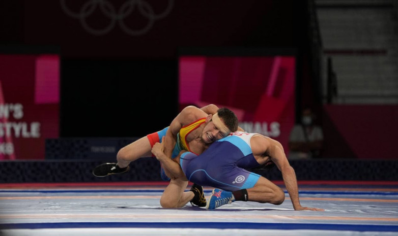 Видео. Нурислам Санаев укусил соперника во время полуфинального поединка на ОИ в Токио 