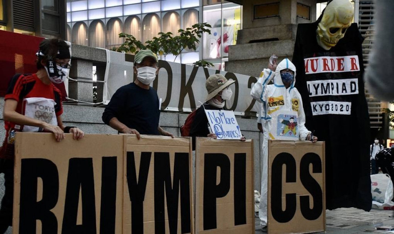 В Токио на фоне закрытия Паралимпиады проходит акция протеста против олимпийского движения