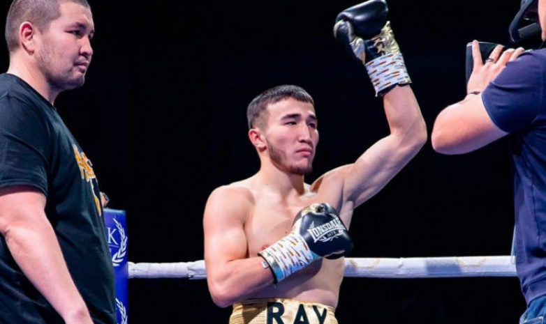 Не знающий поражений казахстанский боксер нокаутировал соперника из Узбекистана 