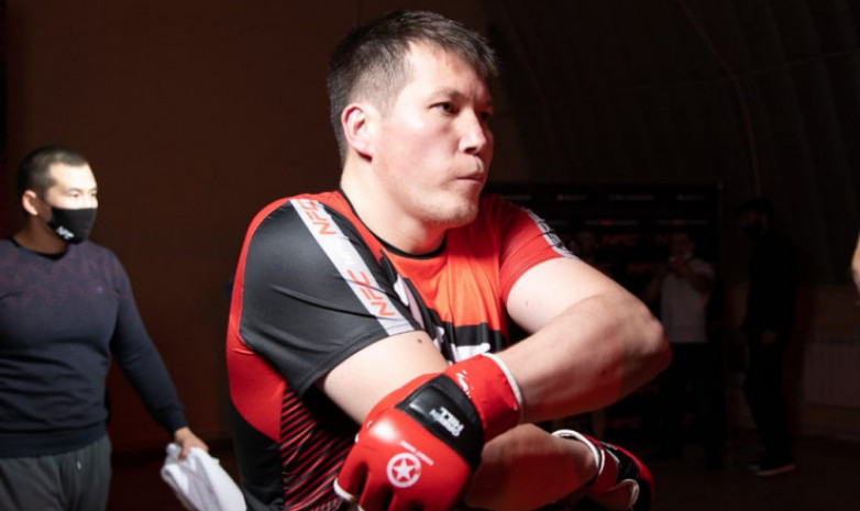 Казахстанский супертяж нокаутировал соперника на турнире в Алматы 