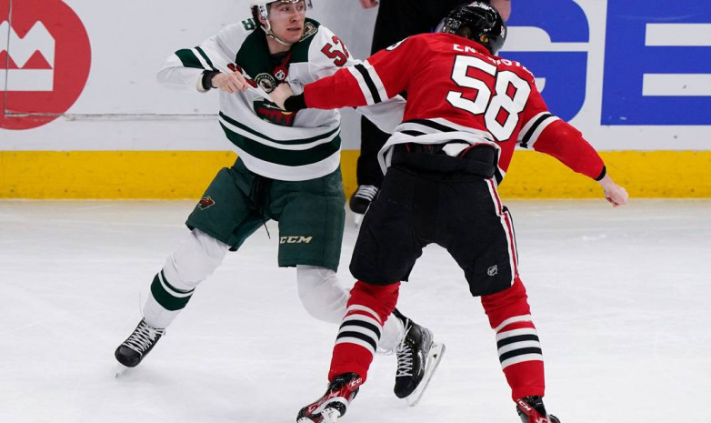 ВИДЕО. Хоккеисты устроили одновременно две драки в матче НХЛ «Чикаго» – «Миннесота»