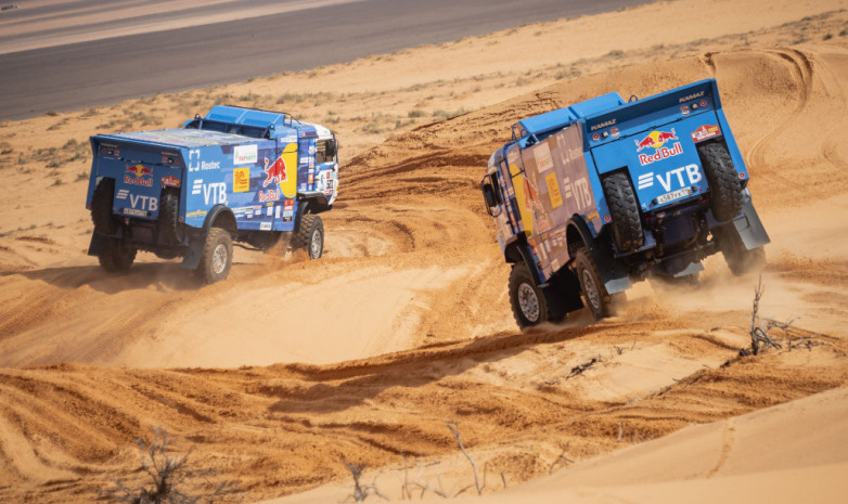 Экипаж Сотникова выиграл «Дакар-2022» в зачете грузовиков 