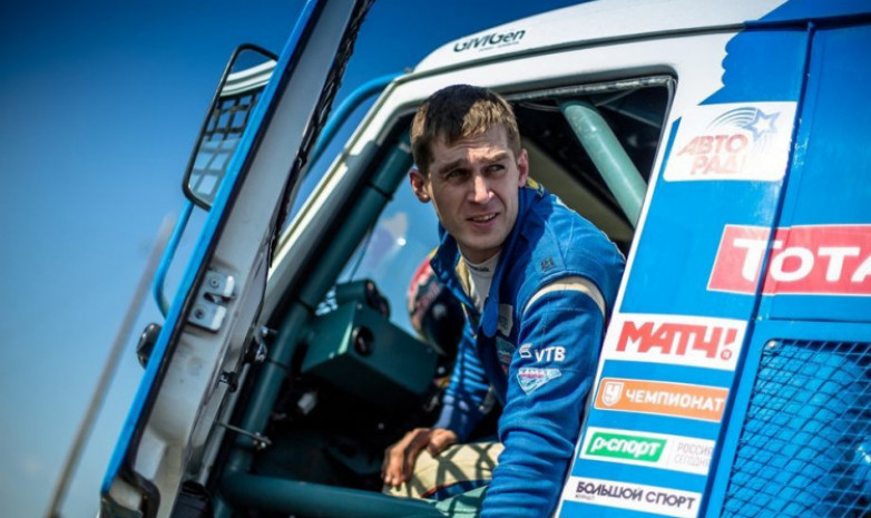 Экипаж Сотникова выиграл десятый этап «Дакара-2022» в зачете грузовиков 
