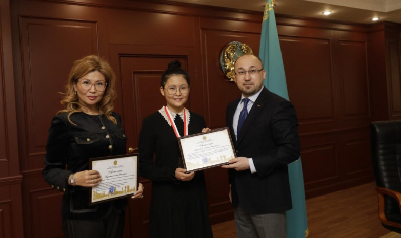 «Она - гордость страны!». Министр культуры и спорта Казахстана поздравил Бибисару Асаубаеву с победой на ЧМ по шахматам