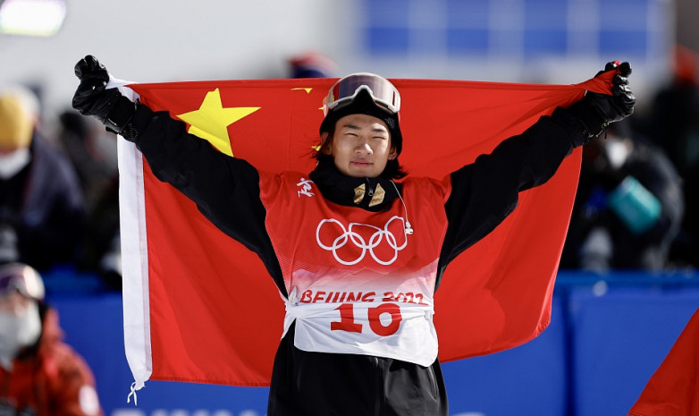 Китайский сноубордист Су Имин стал чемпионом ОИ-2022 в биг эйре
