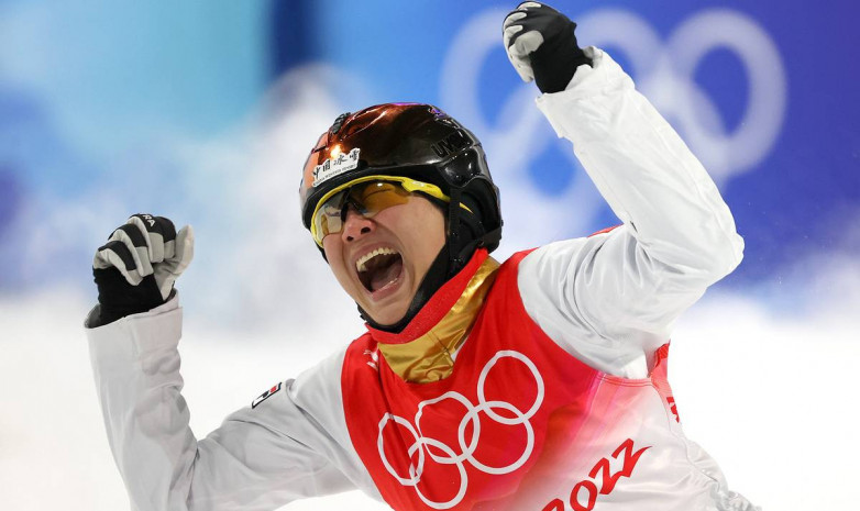 Китайская спортсменка завоевала золото Олимпийских игр в Пекине в лыжной акробатике