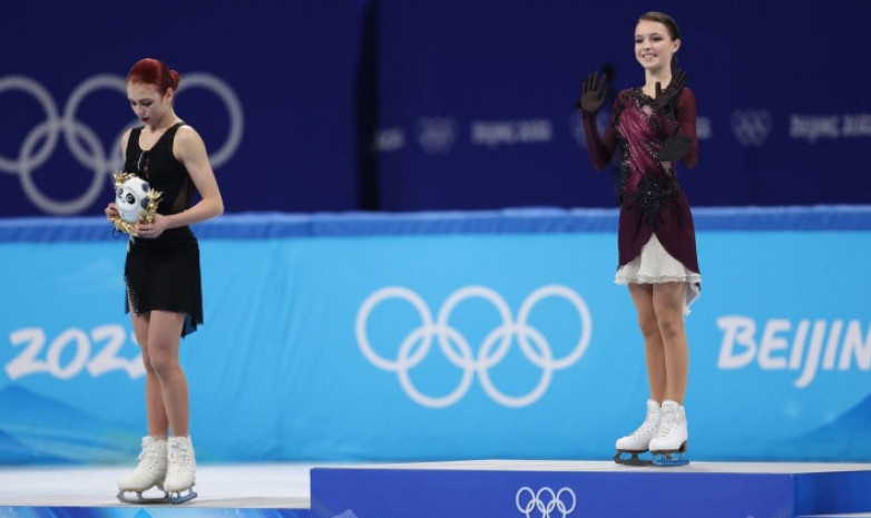 Александра Трусова  не стала аплодировать Анне Щербаковой на церемонии награждения ОИ-2022 
