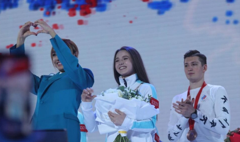 Валиеву наградили колье с сердцами пока она ждет олимпийское золото Пекина