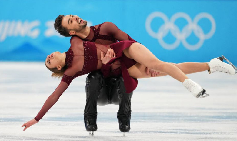 Французские фигуристы стали олимпийскими чемпионами в танцах на льду на зимних играх в Пекине 