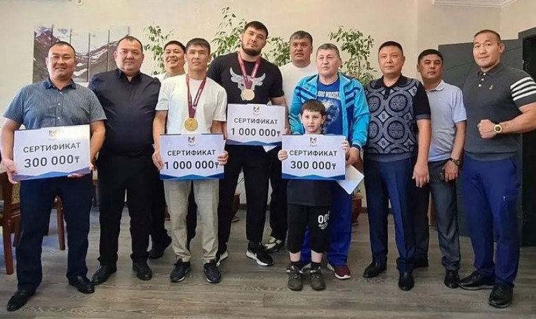 Чемпионы Азии по греко-римской борьбе из Шымкента получили солидные денежные премии