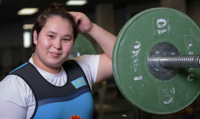 Сансызбаева стала бронзовой медалисткой ЮЧМ по тяжелой атлетике