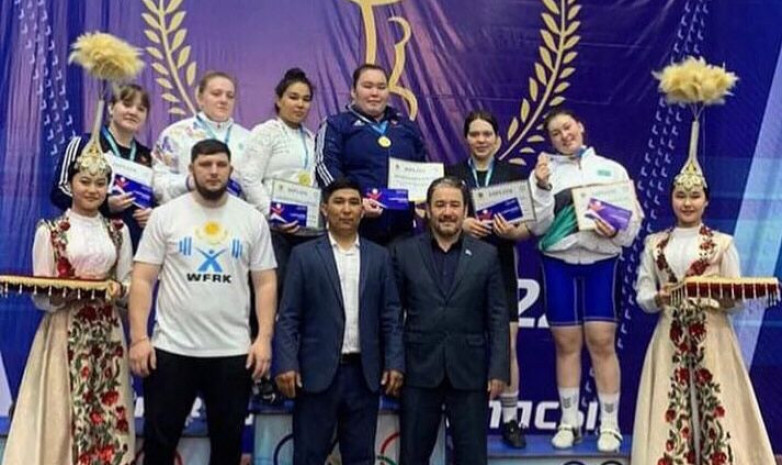 Карина Кузганбаева стала трехкратной чемпионкой Казахстана по тяжелой атлетике 