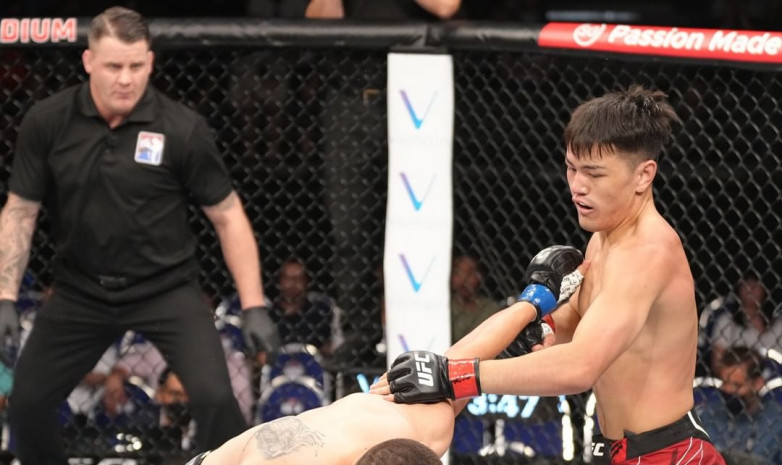 Видео молниеносного нокаута в исполнении казаха из Китая в дебютном бою в UFC