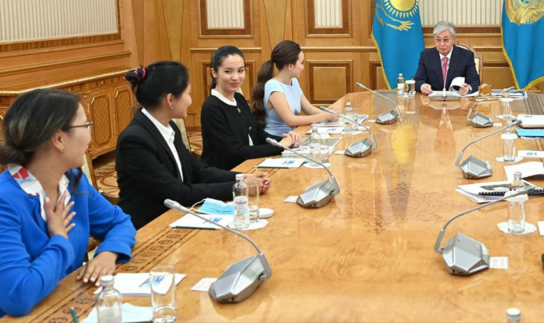 Касым-Жомарт Токаев провел встречу с членами национальной женской сборной Казахстана по шахматам и представителями шахматной федерации