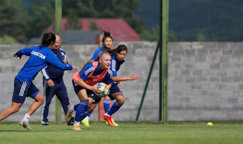 Фоторепортаж с тренировки женской сборной Казахстана 
