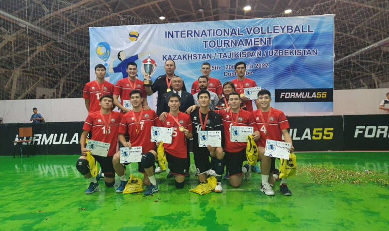 Казахстанские волейболисты выиграли турнир в Таджикистане