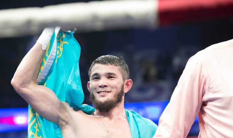 «Я конечно не кюйши, но...». Казахстанский боксёр сыграл на домбре в США