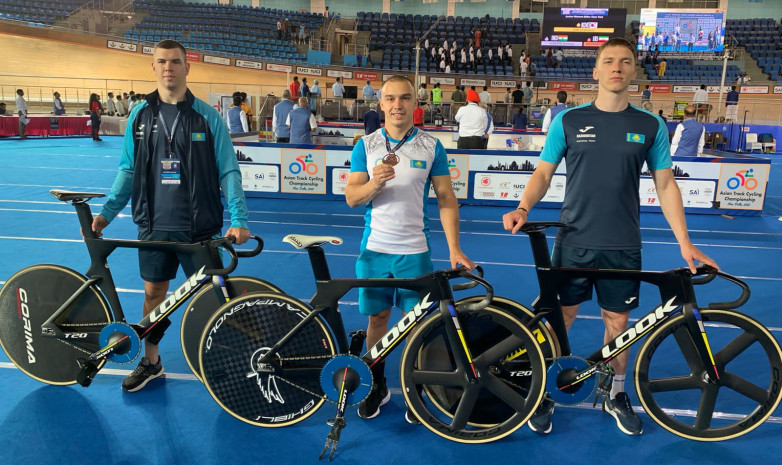 Александр Винокуров преподнес велосипеды сборной по треку, на одном из них уже добыта бронза чемпионата Азии