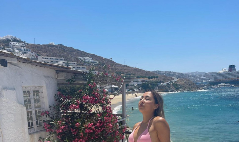 Зарина Дияс поделилась горячими фото с отдыха в Греции
