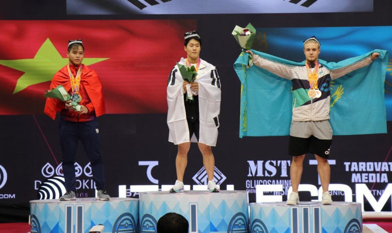 Казахстанский штангист вошел в топ-3 на чемпионате Азии