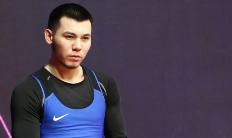 «Настраивался на борьбу». Казахстанский тяжелоатлет прокомментировал завоевание «золота» на ЧА 