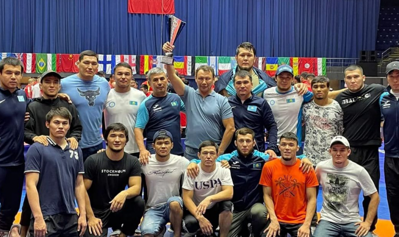 Казахстан занял первое место в командном зачете на международном турнире по вольной борьбе в Румынии 