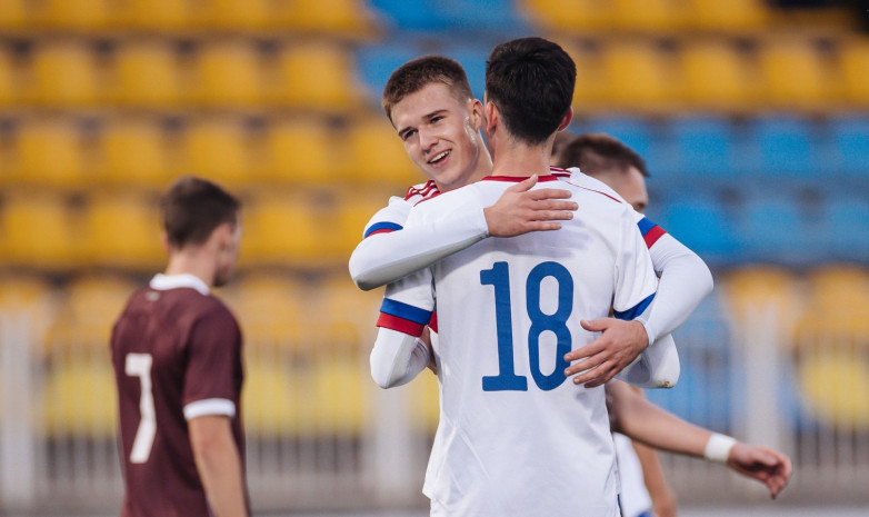 Полузащитнику молодежной сборной России подарили будильник как лучшему игроку матча с Беларусью
