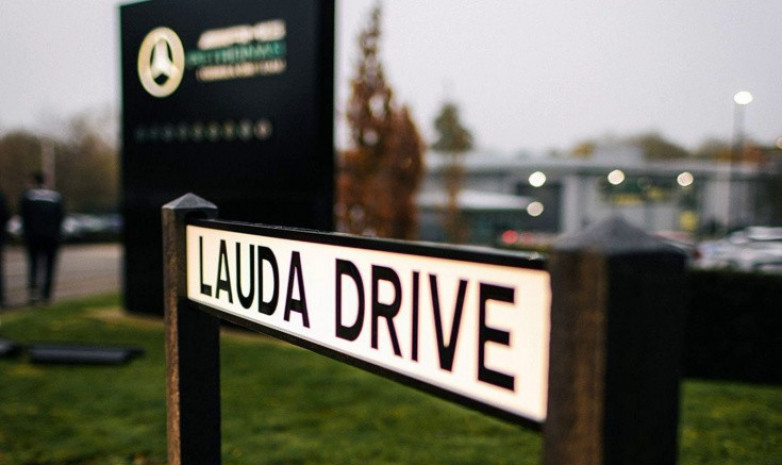 «Мерседес» переименовал улицу в честь Ники Лауды на своей базе в Брэкли