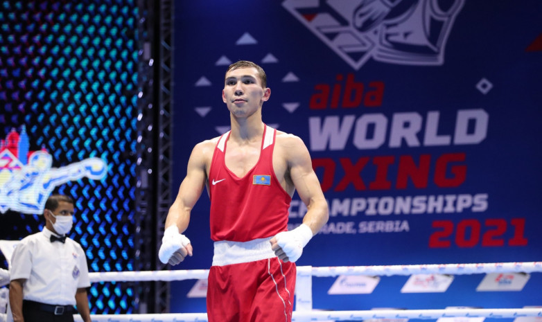 Серик Темиржанов принес первую победу Казахстану на ЧА-2022 по боксу