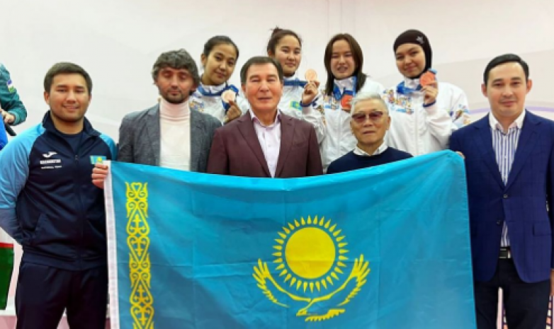 Женская юниорская сборная Казахстана по фехтованию стала бронзовым призером Кубка мира в Алматы