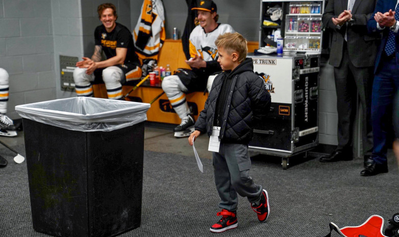 ВИДЕО. Российский хоккеист «Питтсбурга» расплакался после того, как состав на игру объявил его шестилетний сын  