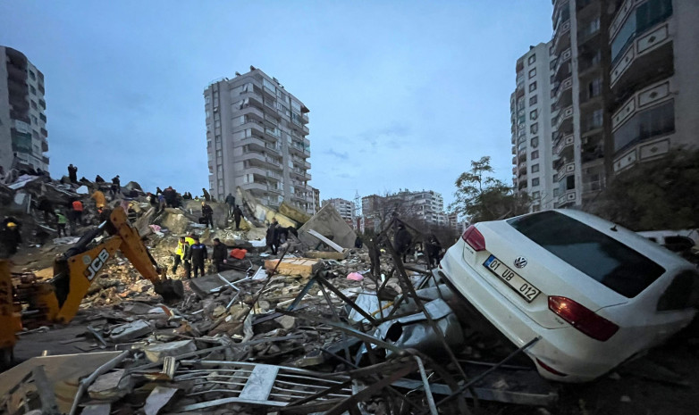 Пятерых борцов спасли из-под завала после землетрясения в Турции