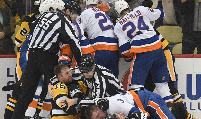 Удалили всех. В матче НХЛ «Питтсбург» – «Айлендерс» произошла массовая драка с участием Малкина