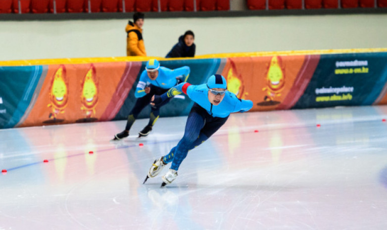 Команда Казахстана завоевала «серебро» на юниорском ЭКМ по конькобежному спорту