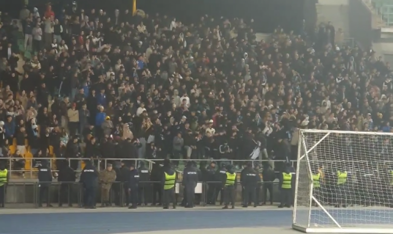 ВИДЕО. Полиция и спецназ «скрутили» фанатов на матче «Кайрат» – «Каспий»