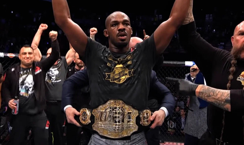 Легендарный боец стал новым чемпионом UFC в тяжелом весе. Видео